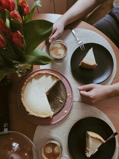 美味甜点与鲜花的惬意时光