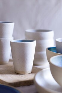 简约陶瓷杯具展示