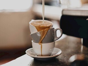 咖啡倒入杯中瞬间画面