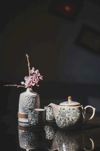 中式茶具与雅致插花