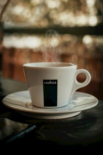 简约白色咖啡杯置于碟上