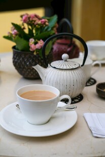 优雅茶具与香醇热茶
