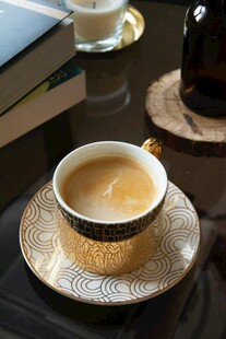 精致咖啡杯中的香醇咖啡