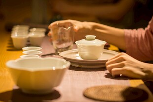 优雅茶艺展示瞬间
