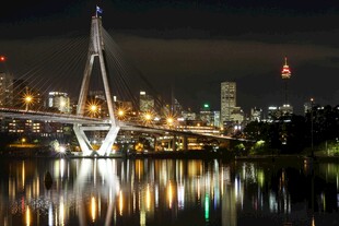 城市夜景桥梁倒影之美