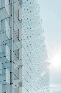 现代玻璃幕墙建筑外观