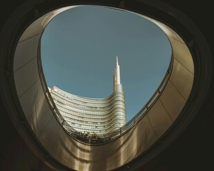 仰视现代建筑独特视角