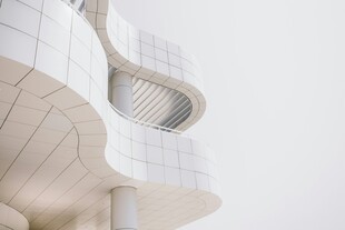 现代建筑独特几何结构外观