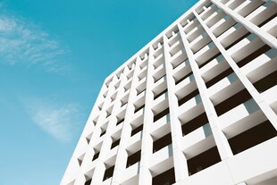 高耸白色建筑与蓝天