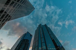 都市高楼与蓝天美景