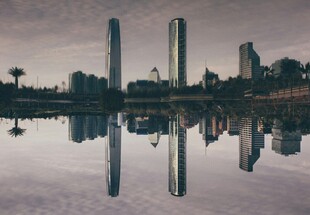 城市建筑倒影于平静水面