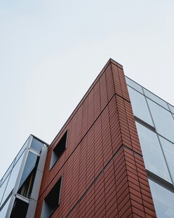 红砖玻璃现代建筑一角