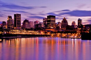 城市河畔绚丽黄昏夜景