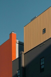 多彩建筑外观一角