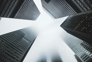 仰视都市摩天大楼景观