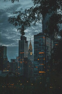 夜幕下的城市高楼景观