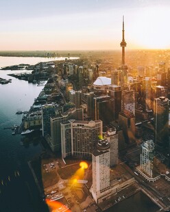 夕阳下的城市天际线景观