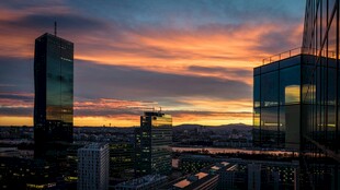 城市黄昏天际线壮丽景观