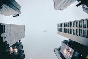 仰视城市高楼建筑群