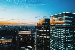 都市黄昏下的璀璨摩天大楼