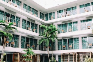 现代多层建筑与绿植景观