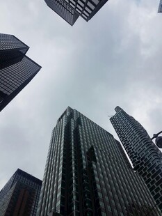 仰视都市高楼大厦景观