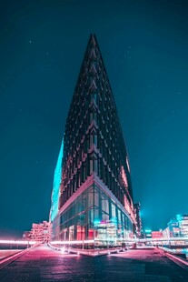 璀璨夜景下的现代摩天大楼