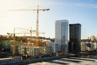 城市建筑工地与高楼景观
