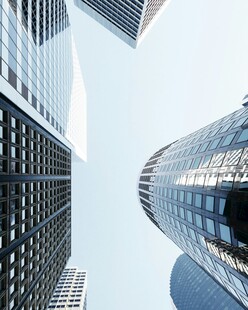 仰视都市摩天大楼景观
