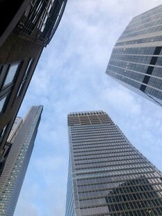 仰视都市摩天大楼景观