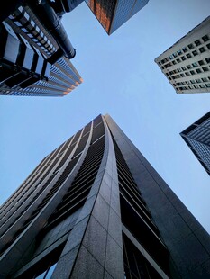 仰视都市摩天大楼