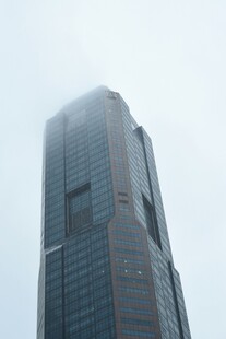 雾中摩天大楼
