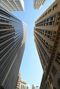 仰视都市摩天大楼景观