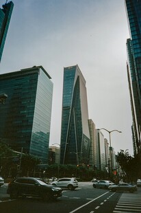 城市街道旁的摩天大楼