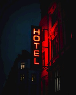夜晚霓虹下的酒店招牌