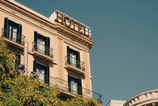 复古风格的多层建筑外观