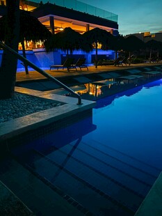 夜晚泳池边的绚丽建筑