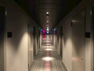 现代风格的狭长走廊空间