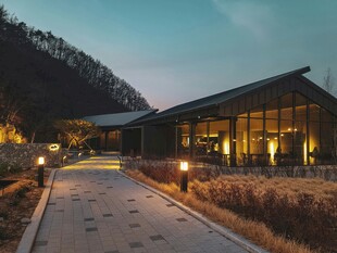 山间暮色中的温馨建筑