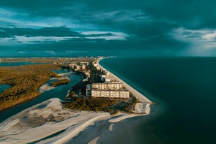 海边壮观建筑与辽阔海景