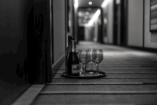 走廊上的酒瓶与玻璃杯
