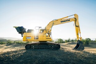田野中的黄色挖掘机