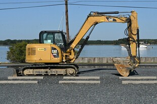 道路旁的黄色挖掘机