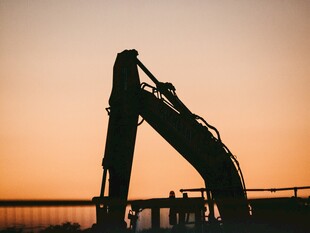 夕阳下的挖掘机剪影