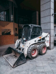 小型装载机停在建筑物旁