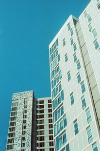 城市高楼仰视景象