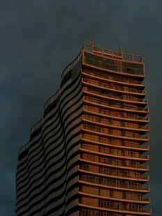黄昏下的高楼建筑