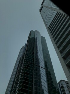 仰视都市摩天大楼