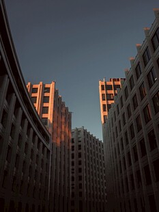 城市建筑光影交错瞬间