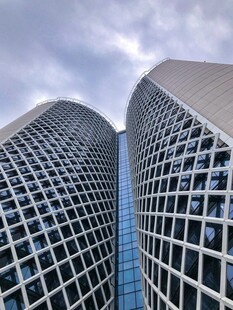 现代双子摩天大楼景观